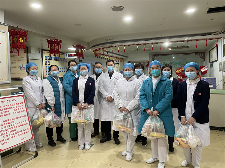 【迎新春·送關(guān)愛】——信陽(yáng)市中醫(yī)院除夕慰問住院病人和一線醫(yī)護(hù)人員