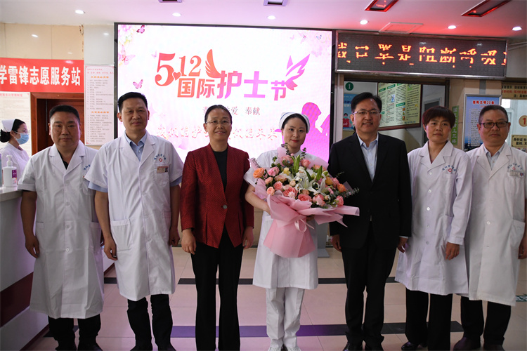 “我們的護(hù)士，我們的未來”市衛(wèi)健委領(lǐng)導(dǎo)慰問我院優(yōu)秀護(hù)士代表