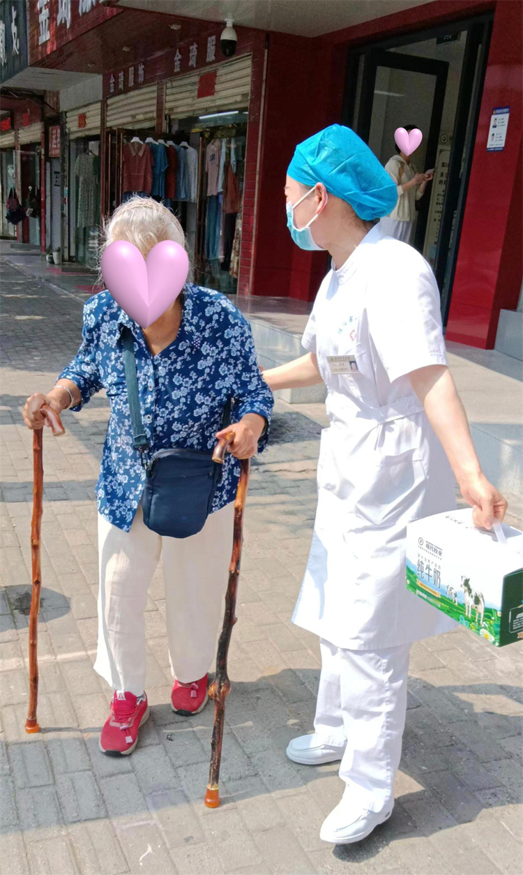 扶老助弱，這名護士的舉動暖人心