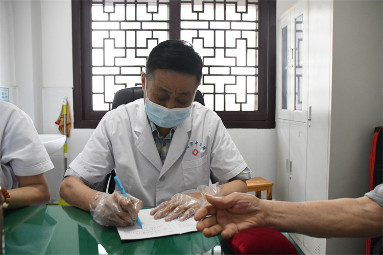 借力上級(jí)專家 助力學(xué)科發(fā)展——全國(guó)名老中醫(yī)藥專家王寶亮教授到信陽(yáng)市中醫(yī)院坐診、學(xué)術(shù)交流