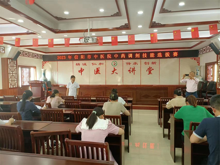 鑒藥材、調(diào)中藥，信陽(yáng)市中醫(yī)院錘煉藥師服務(wù)技能