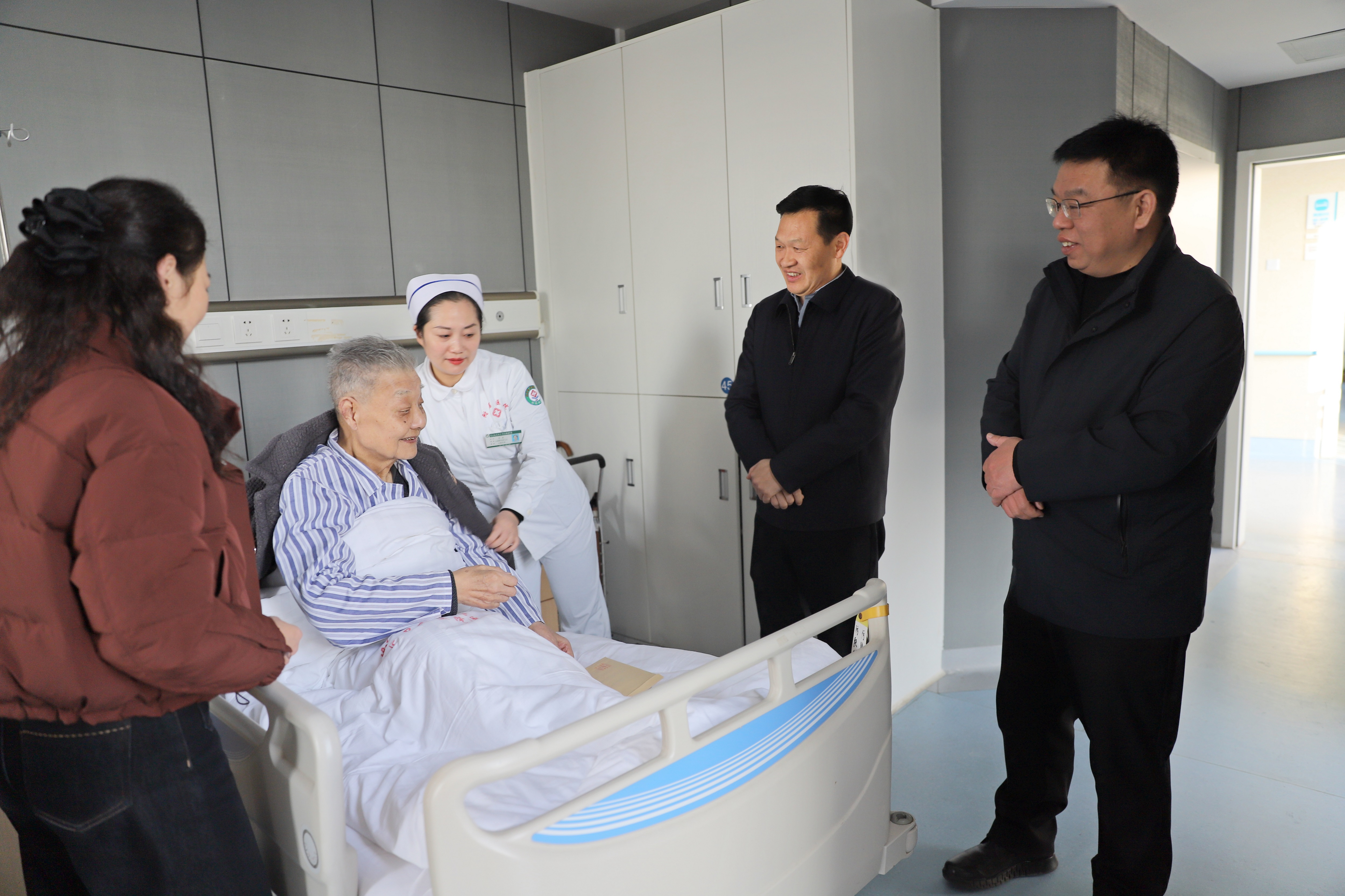 信陽市中醫(yī)院開展“迎新春 送溫暖”走訪慰問活動